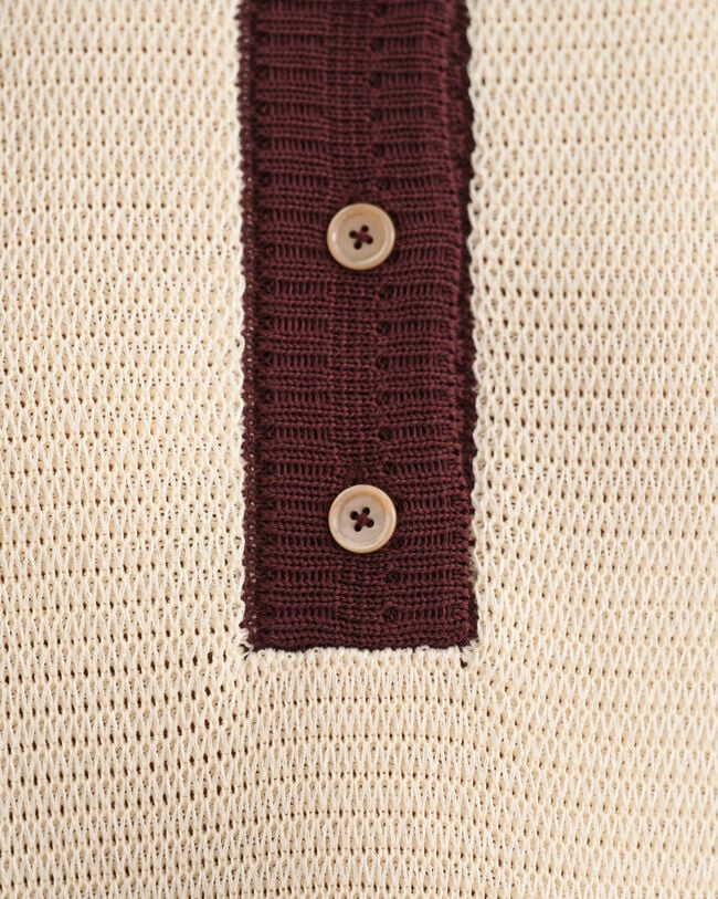 Polo em malha às riscas