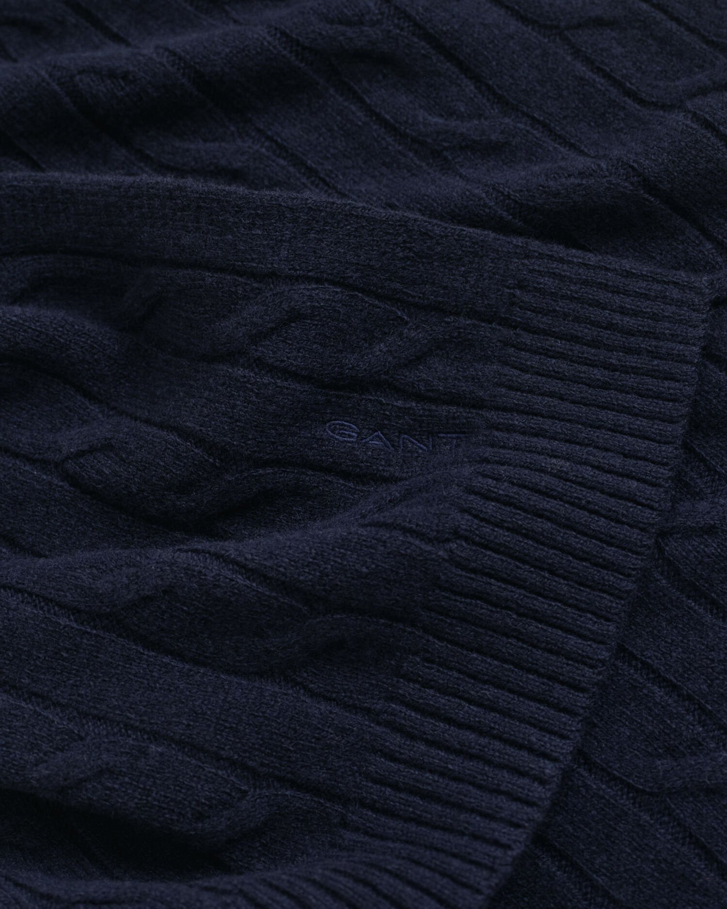 Cachecol em malha entrançada de lã