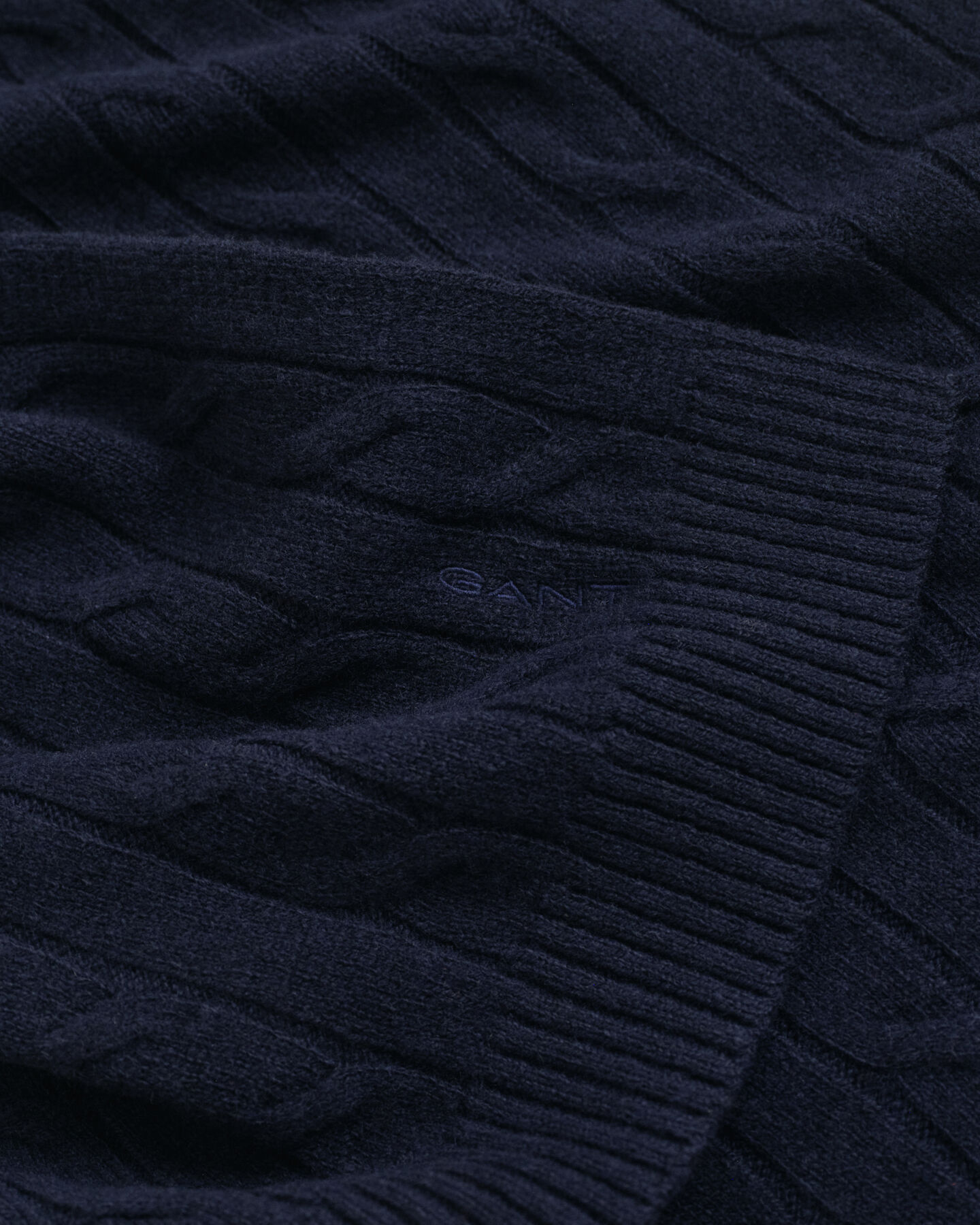 Cachecol em malha entrançada de lã