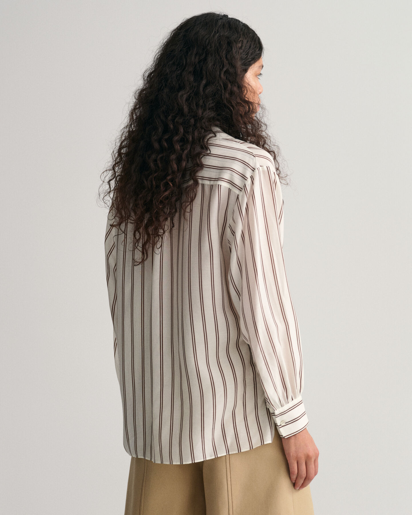 Blusa com decote em V &agrave;s riscas