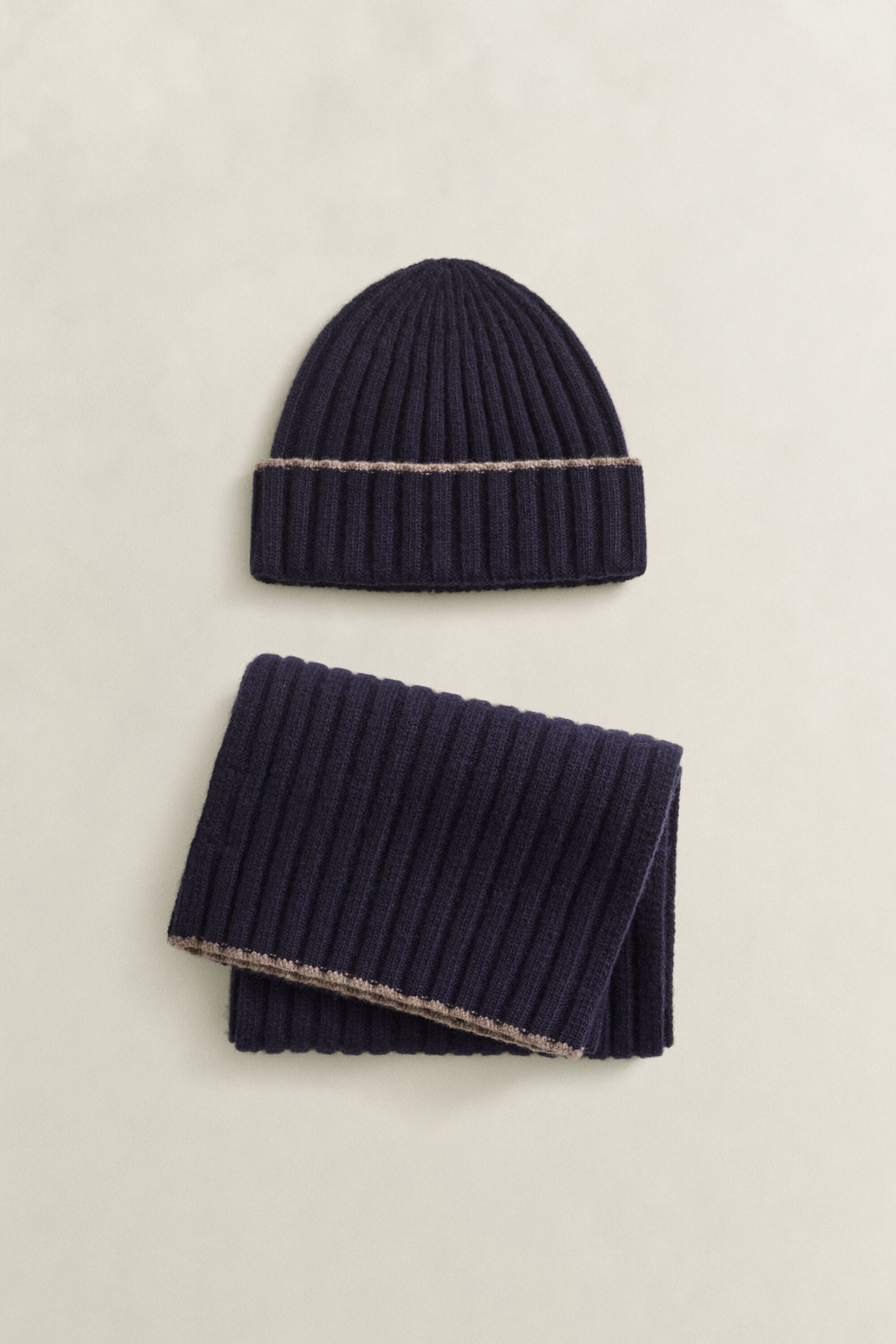 Conjunto de oferta com gorro e cachecol com debrum