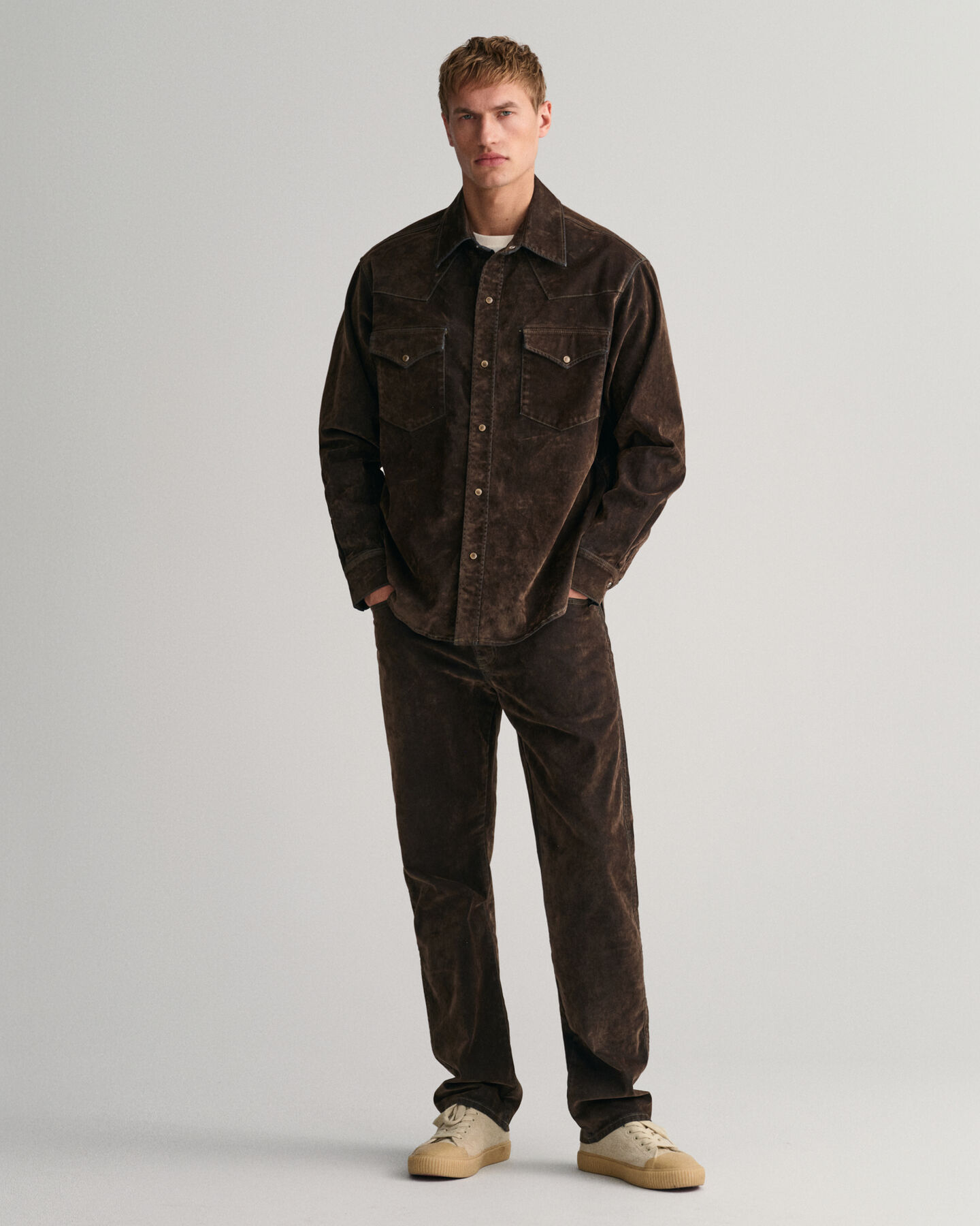 Cal&ccedil;as de ganga com acabamento aveludado Flocked relaxed fit