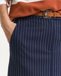 Saia de comprimento médio às riscas