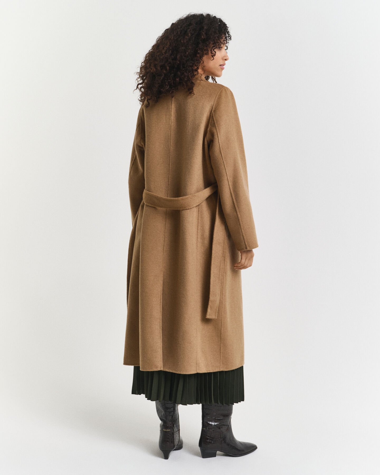 Sobretudo com cinto cosido à mão