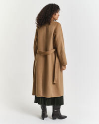 Sobretudo com cinto cosido à mão