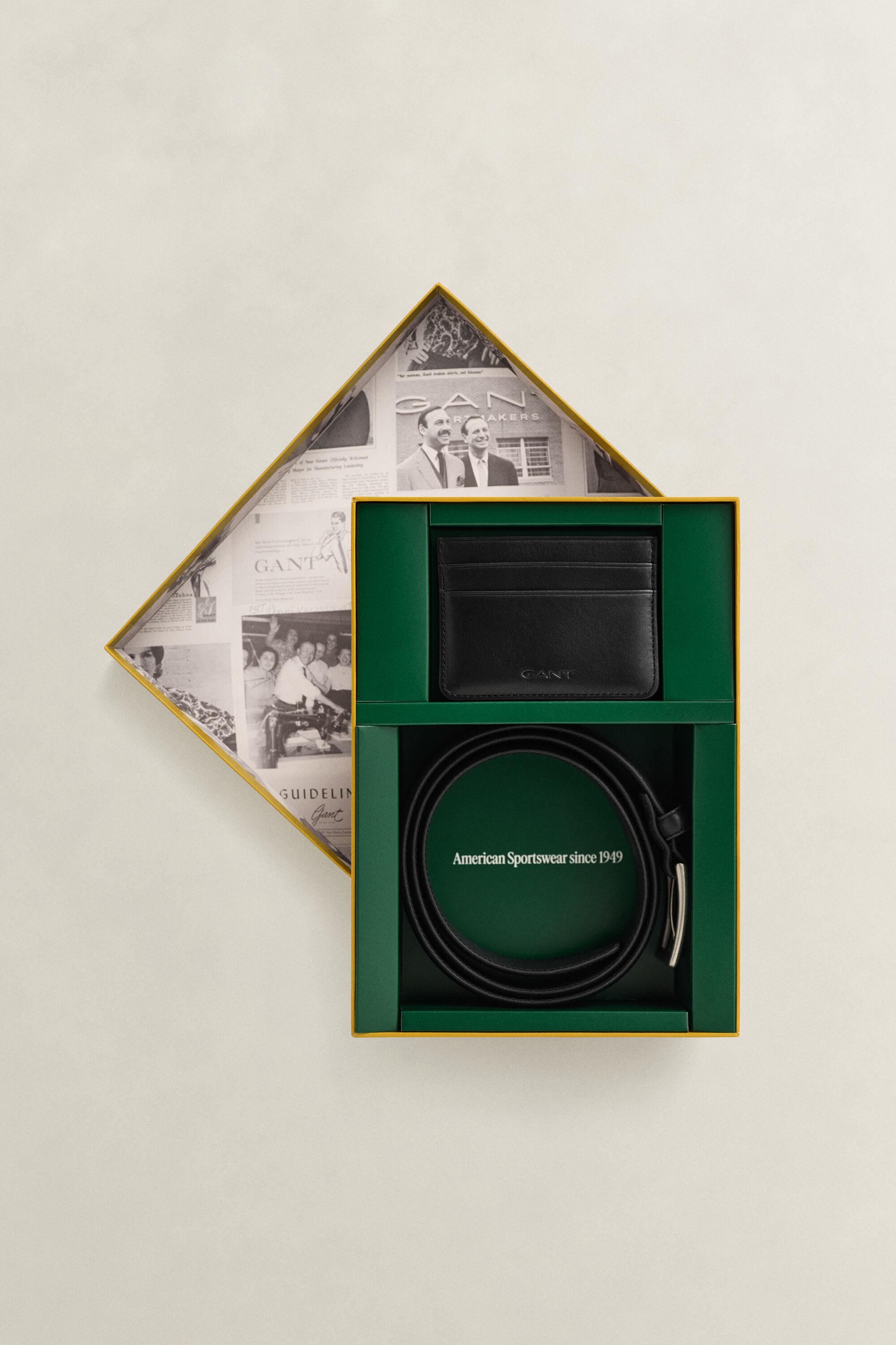 Conjunto de oferta com cinto e porta-cartões em pele
