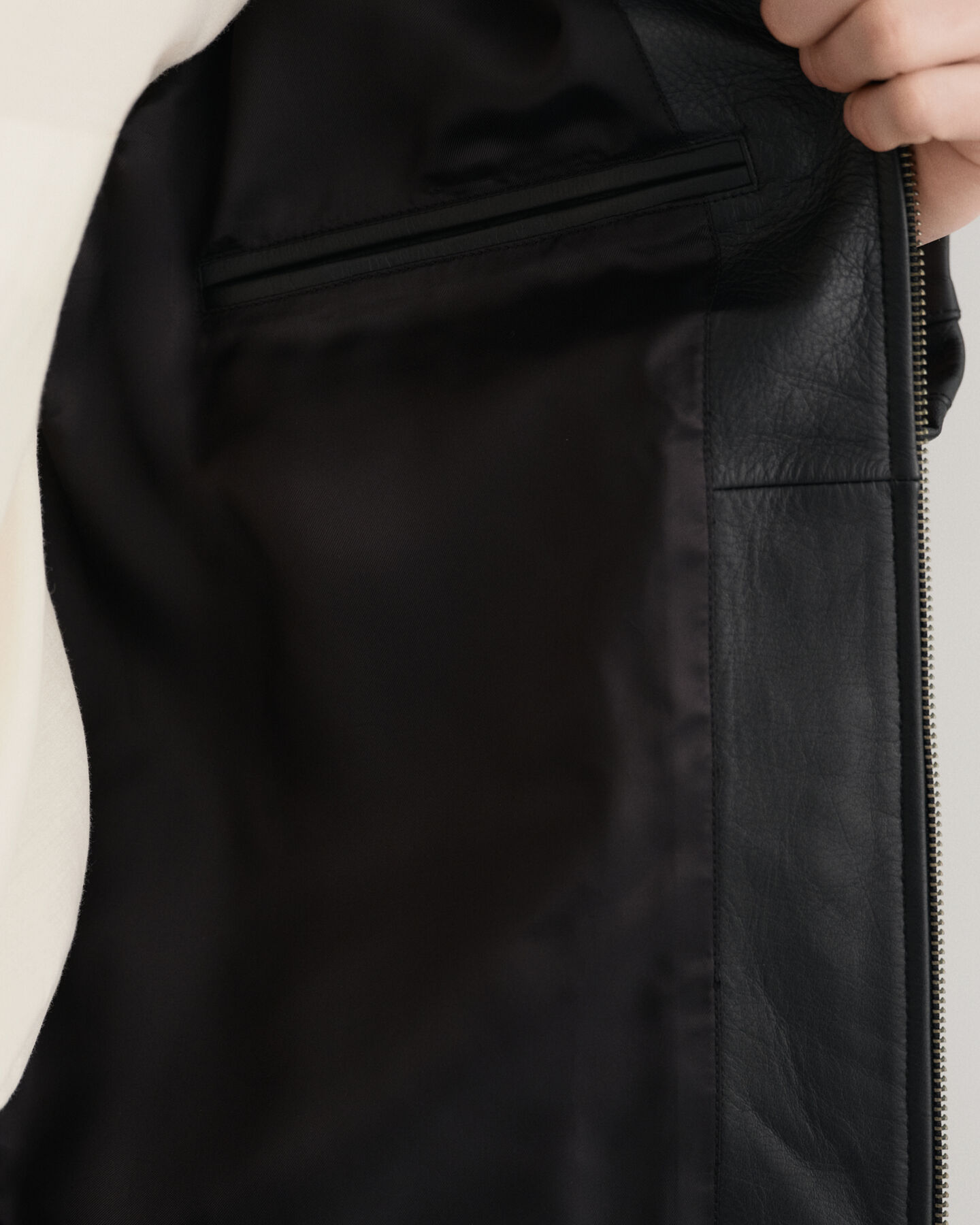 Blusão em pele curto