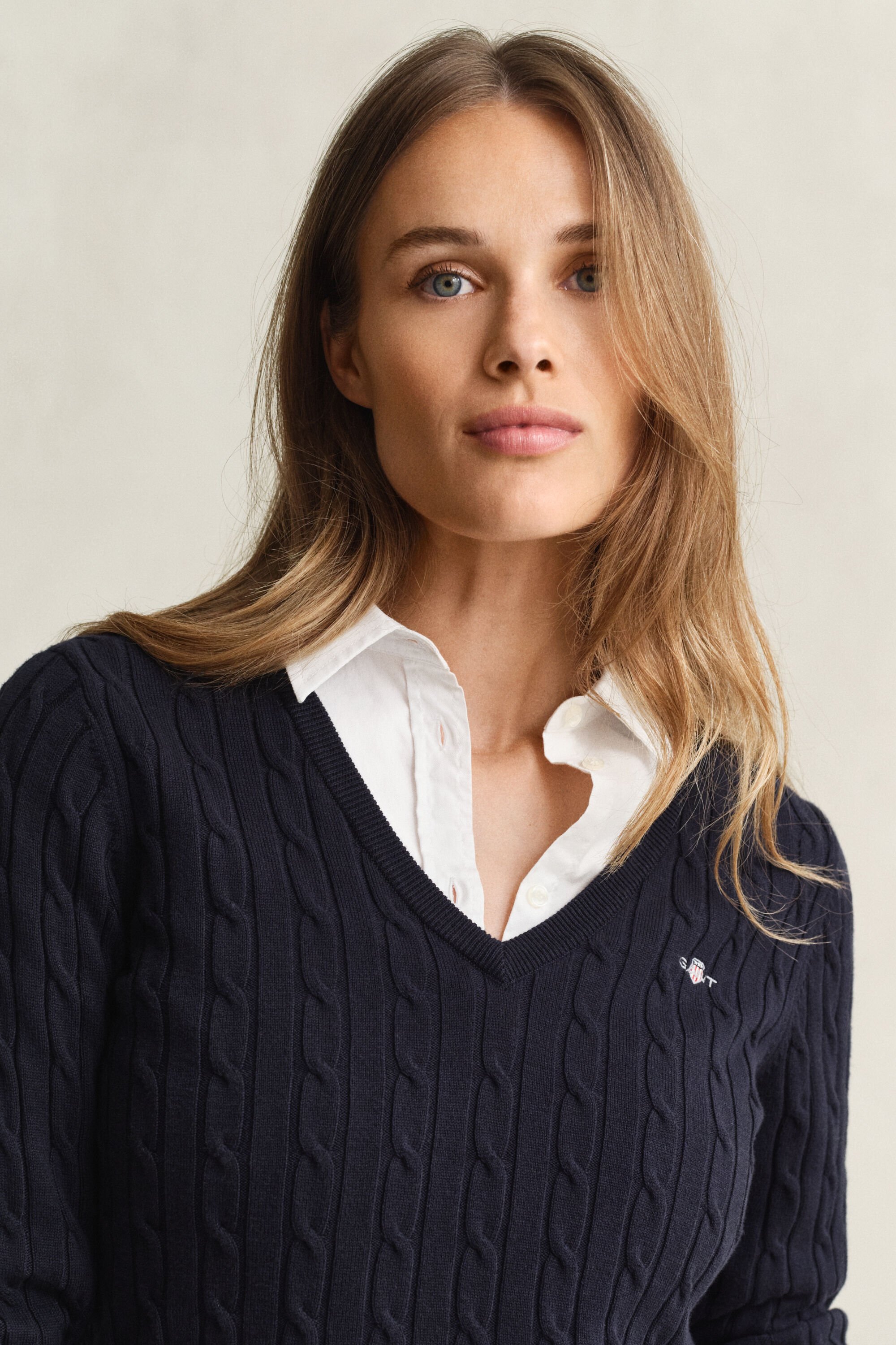 Pullover com decote em V em malha entrançada