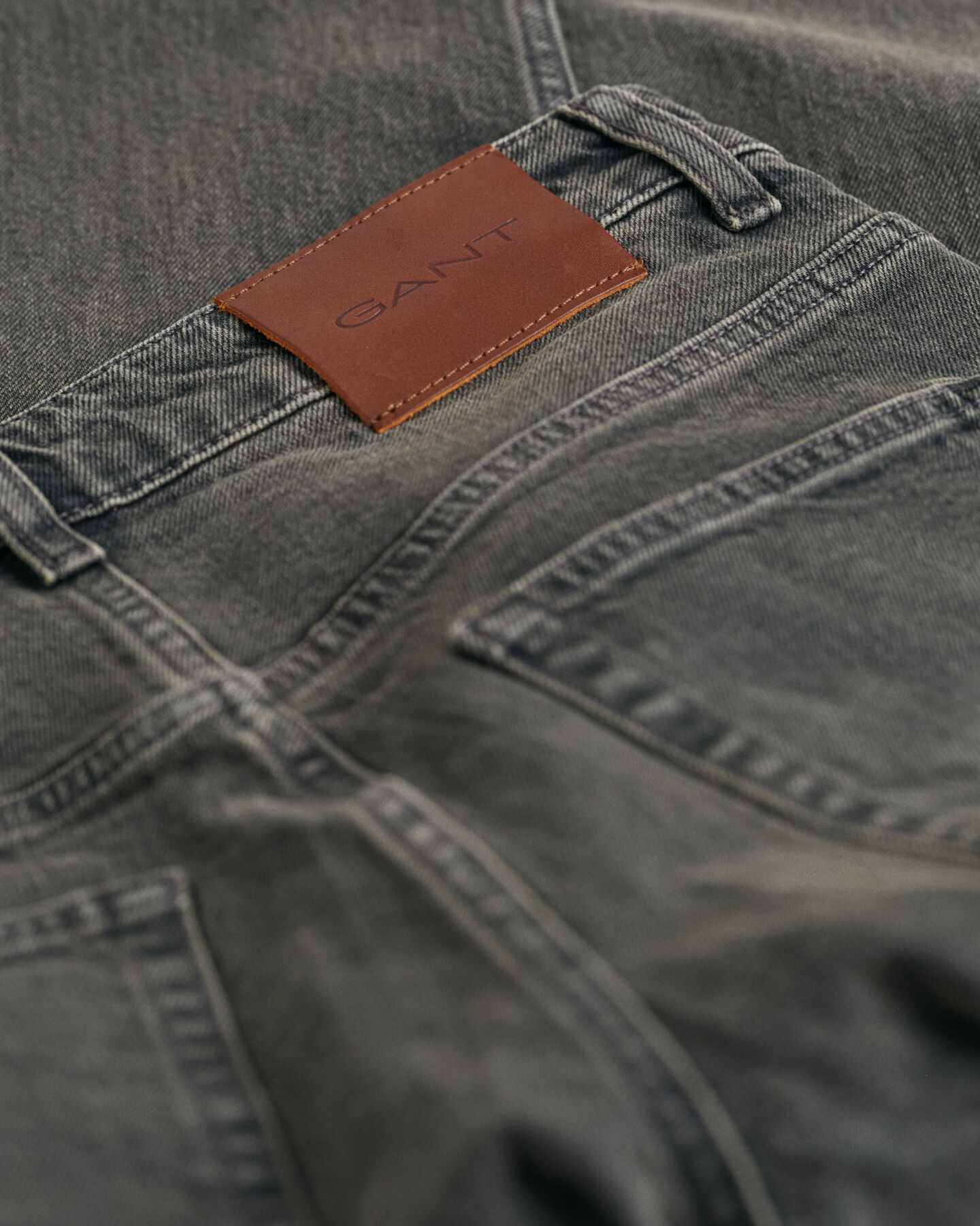 Calças de ganga pelo tornozelo com perna a direito