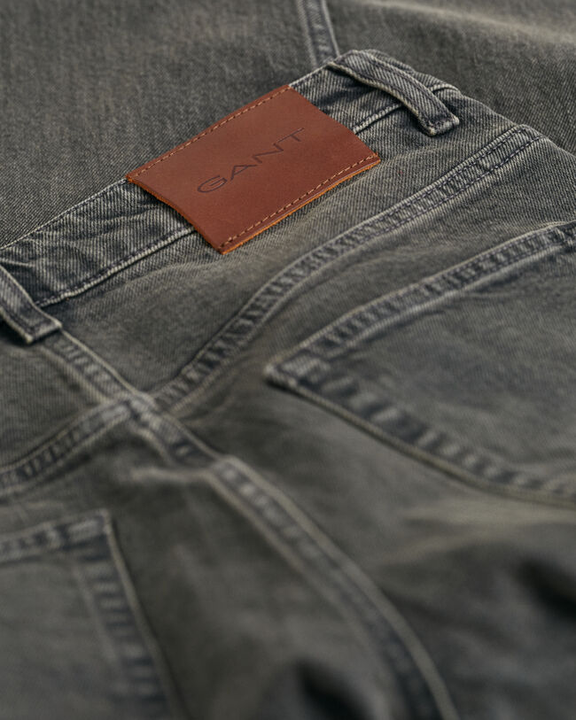 Calças de ganga pelo tornozelo com perna a direito