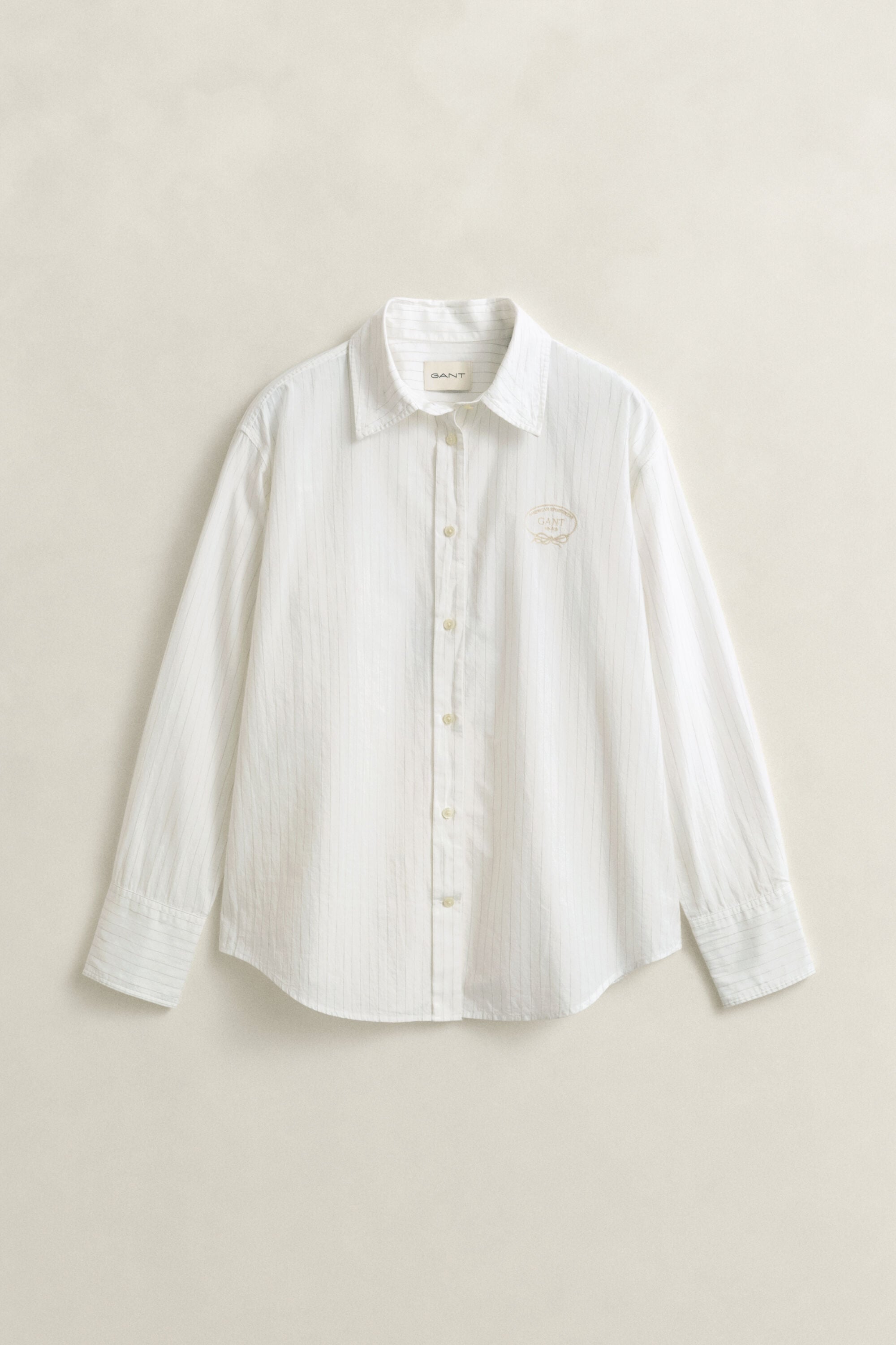 Camisa bordada às riscas