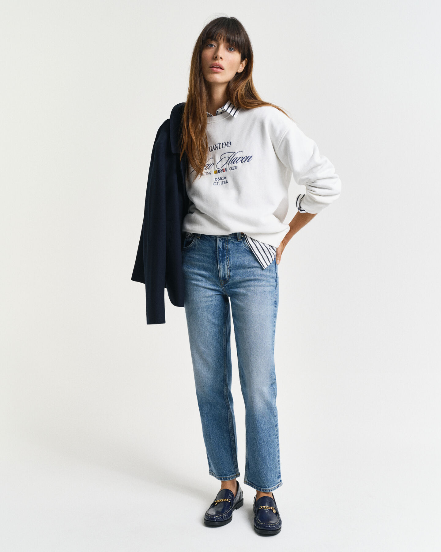 Calças de ganga pelo tornozelo com perna a direito