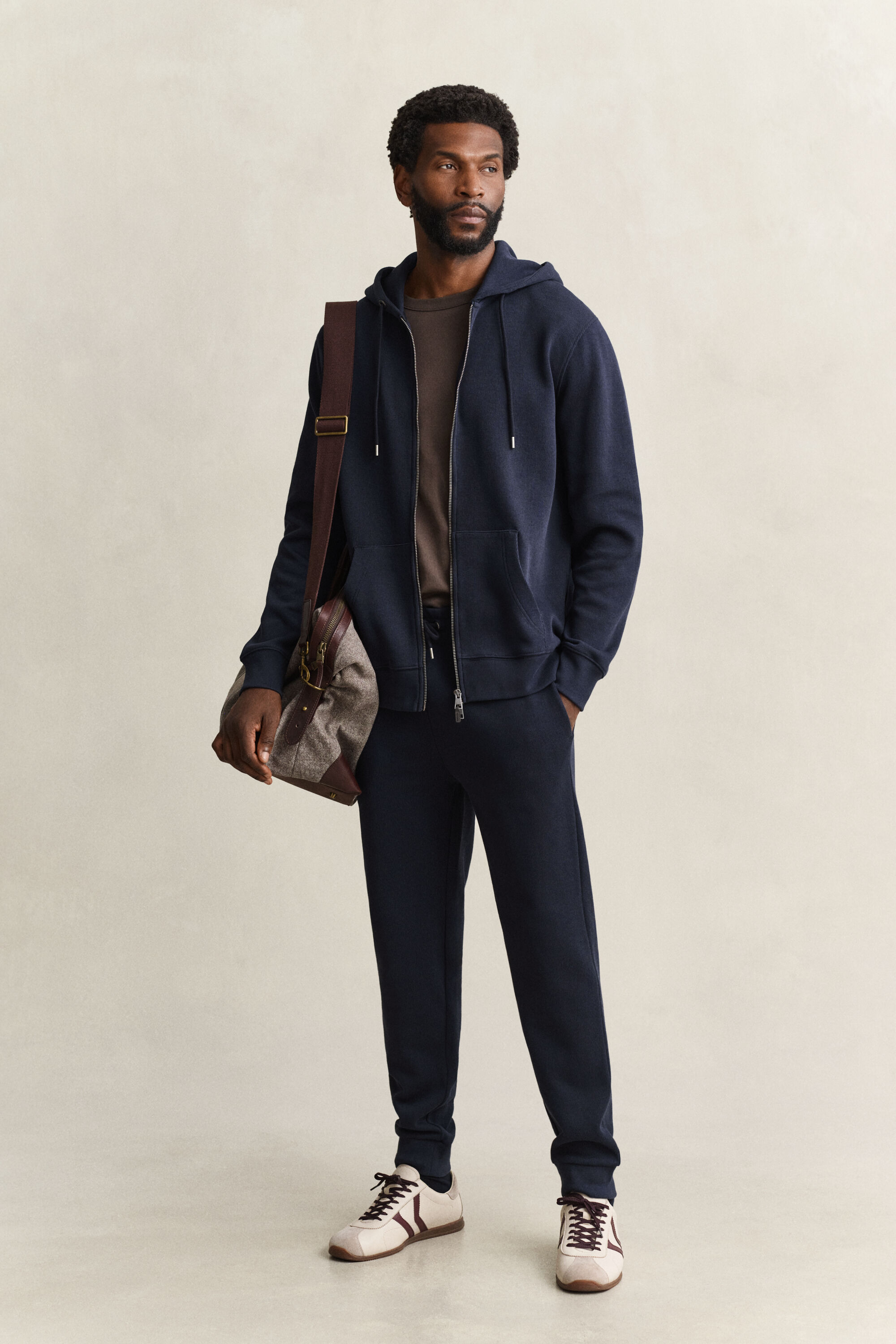 Sweatshirt com capuz e fecho de correr