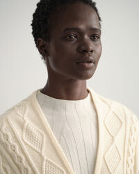 Casaco de malha entrançada com frente de trespasse