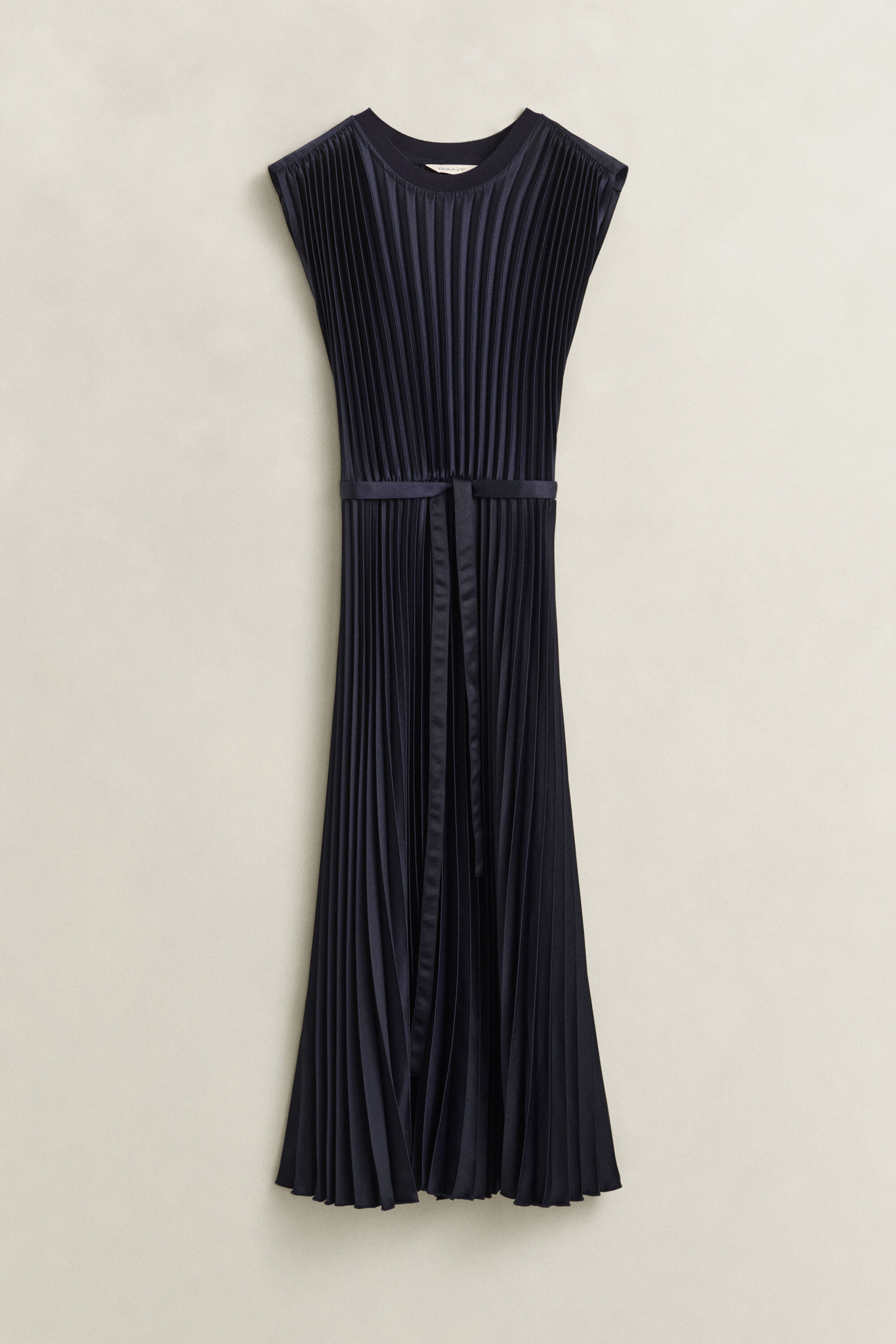 Vestido com pregas e cinto