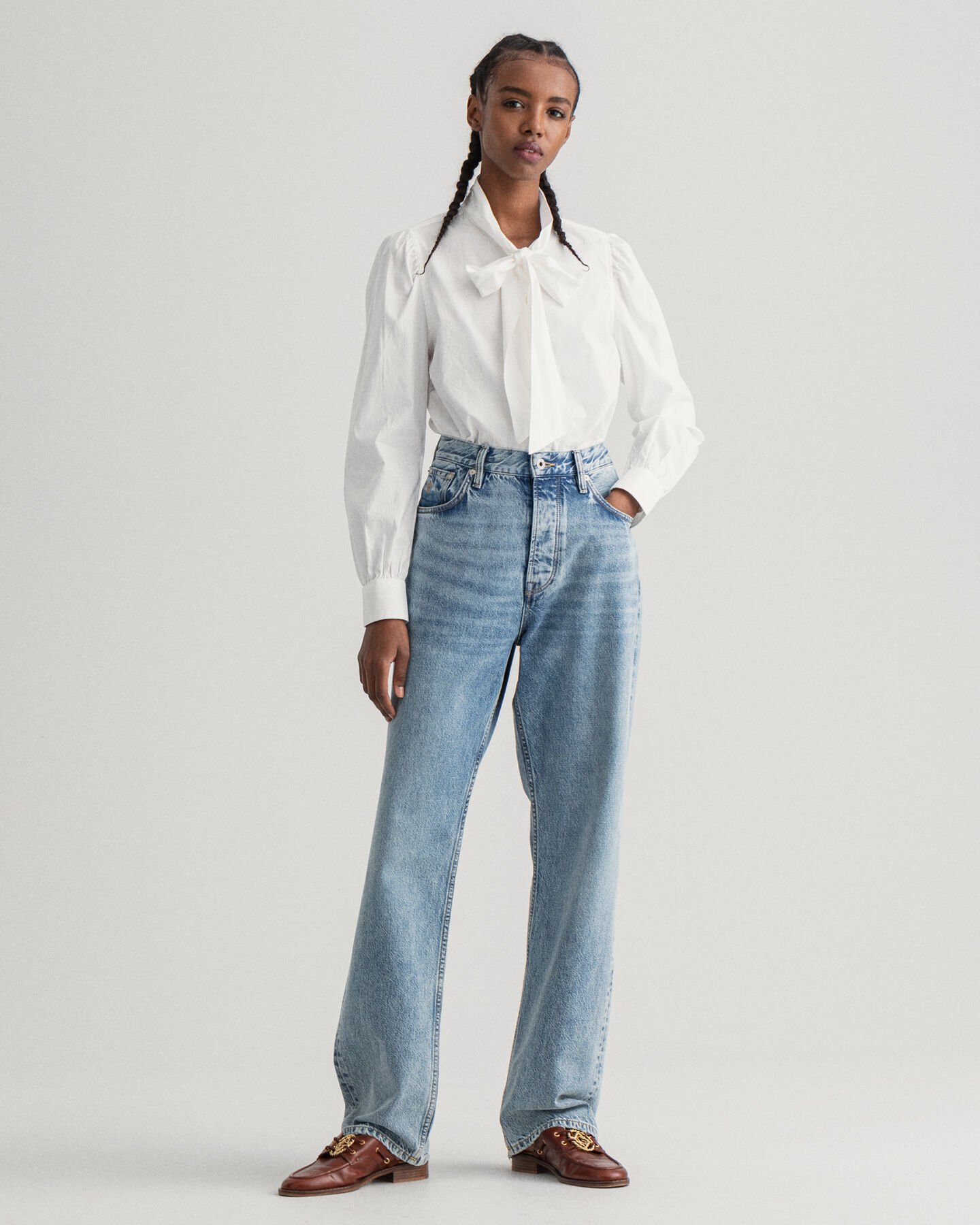 Camisa Oxford com mangas volumosas e laço