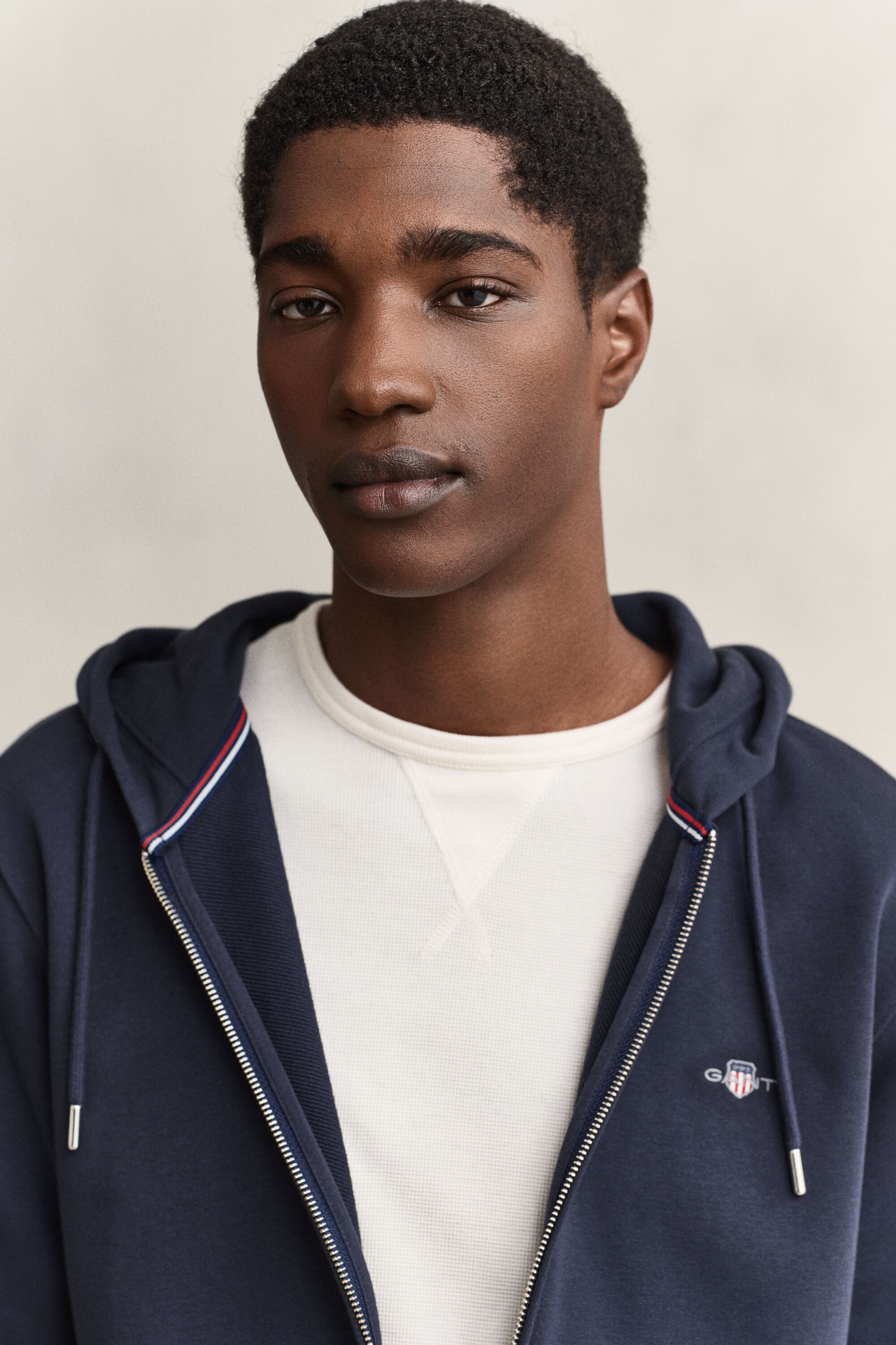 Sweatshirt com capuz e fecho Shield