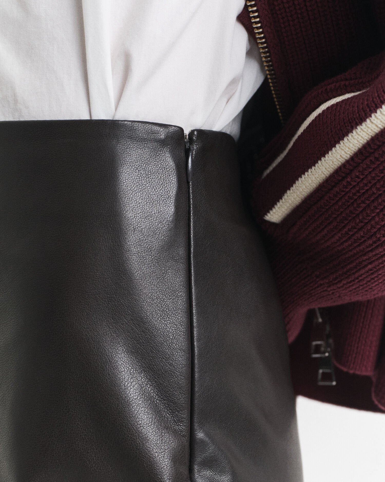 Saia lápis em pele de comprimento médio