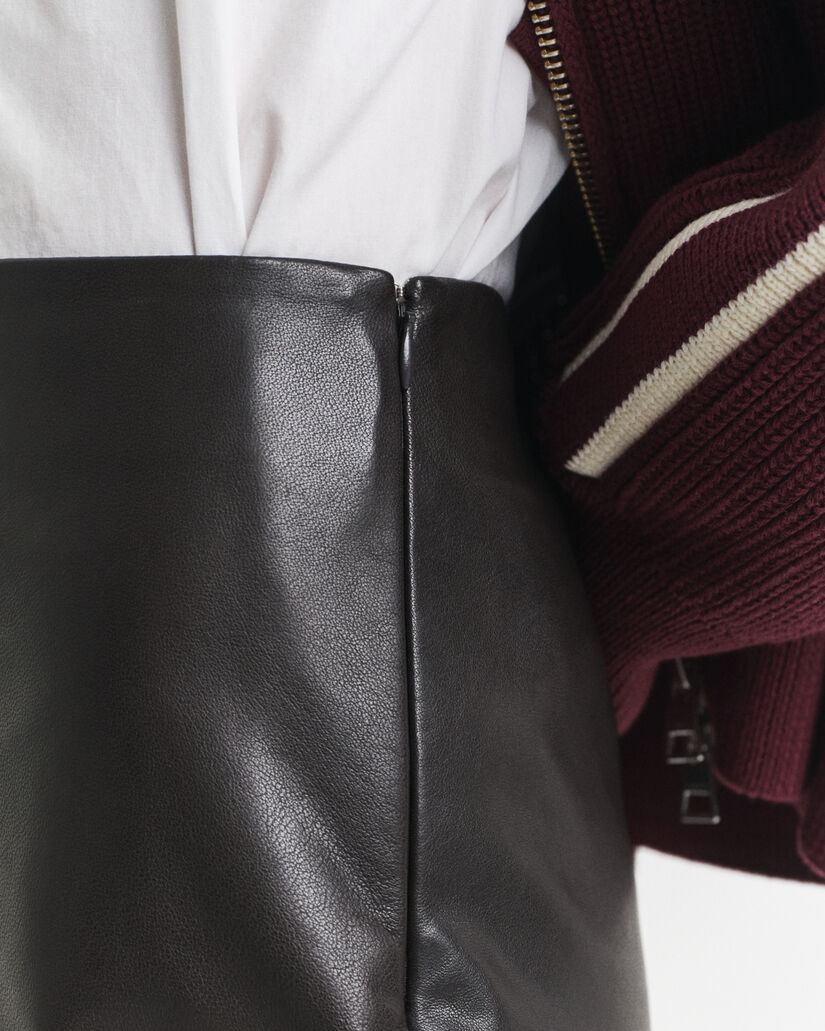 Saia lápis em pele de comprimento médio