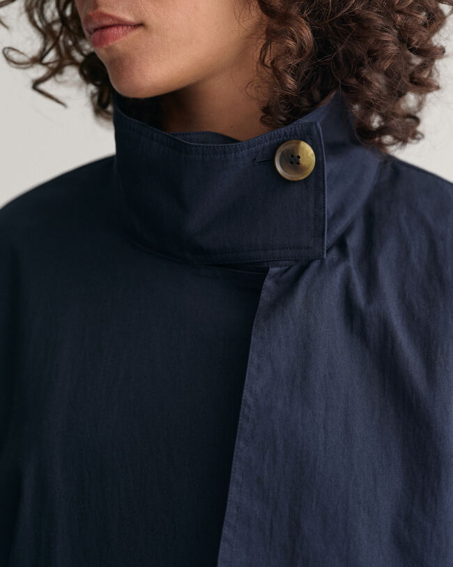 Casaco estilo gabardina com comprimento médio