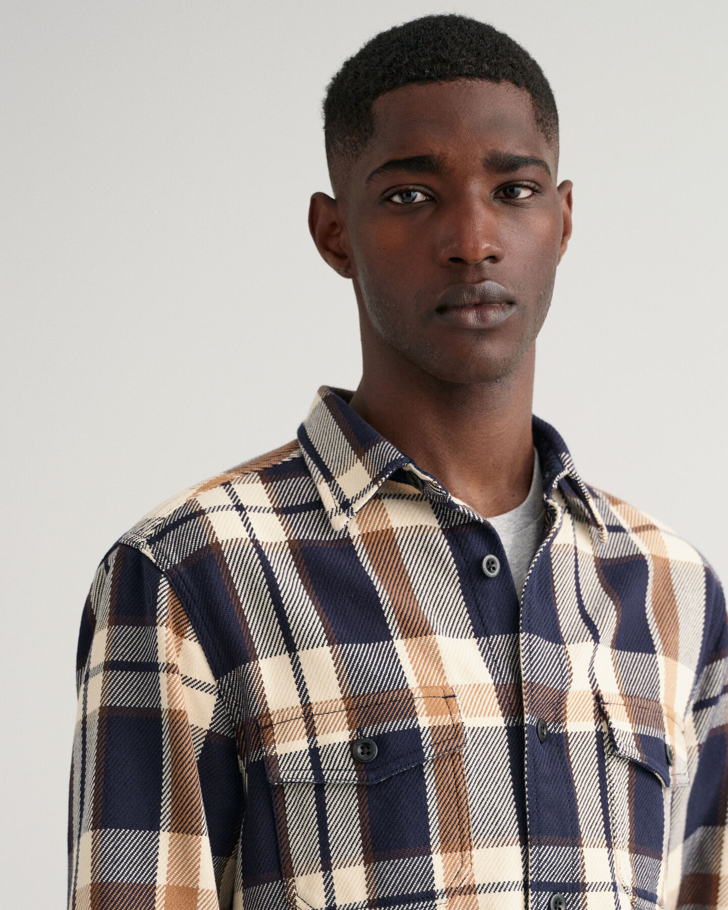 Sobrecamisa em sarja resistente com padrão de xadrez