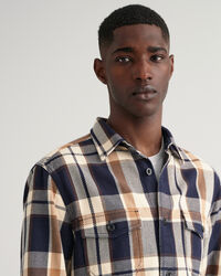 Sobrecamisa em sarja resistente com padrão de xadrez