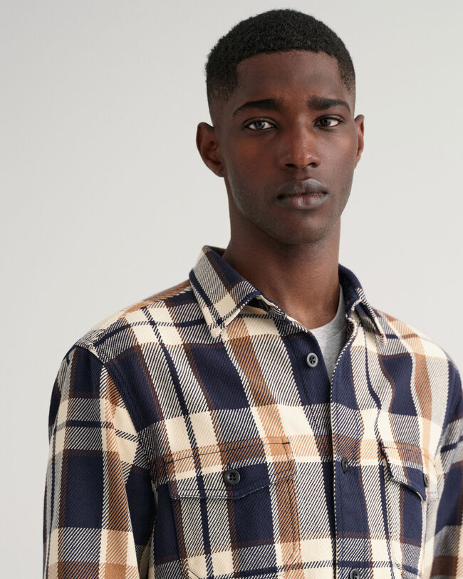 Sobrecamisa em sarja resistente com padrão de xadrez