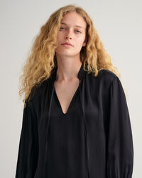 Vestido com gola estilo mao