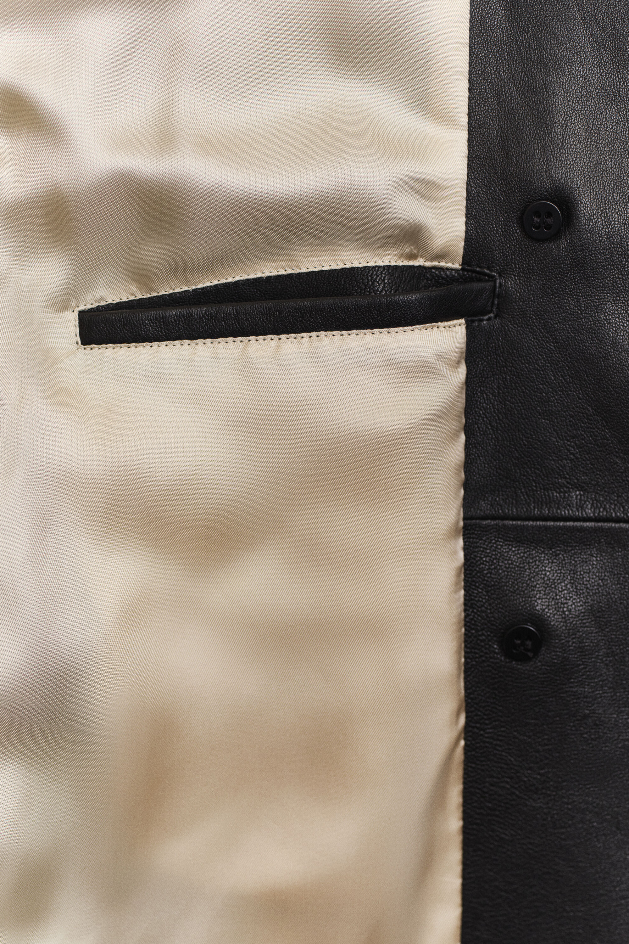 Gabardina curta em pele