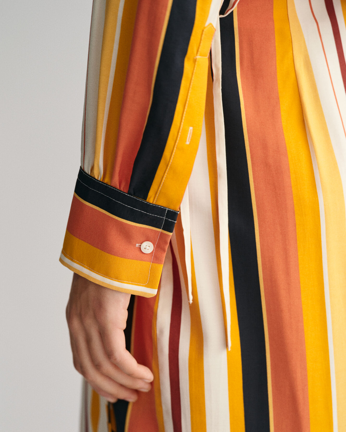 Camisa &agrave;s riscas com atilhos relaxed fit