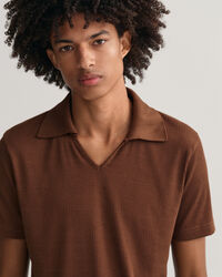 Polo em algod&atilde;o piqu&eacute; inspirado nos anos&nbsp;70