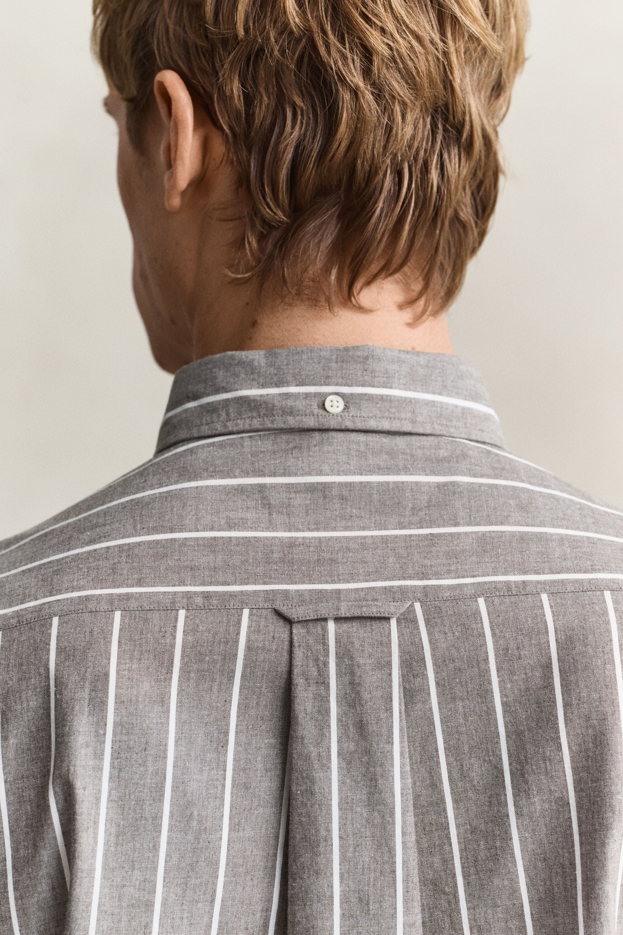 Camisa em popelina e mistura de tecidos às riscas