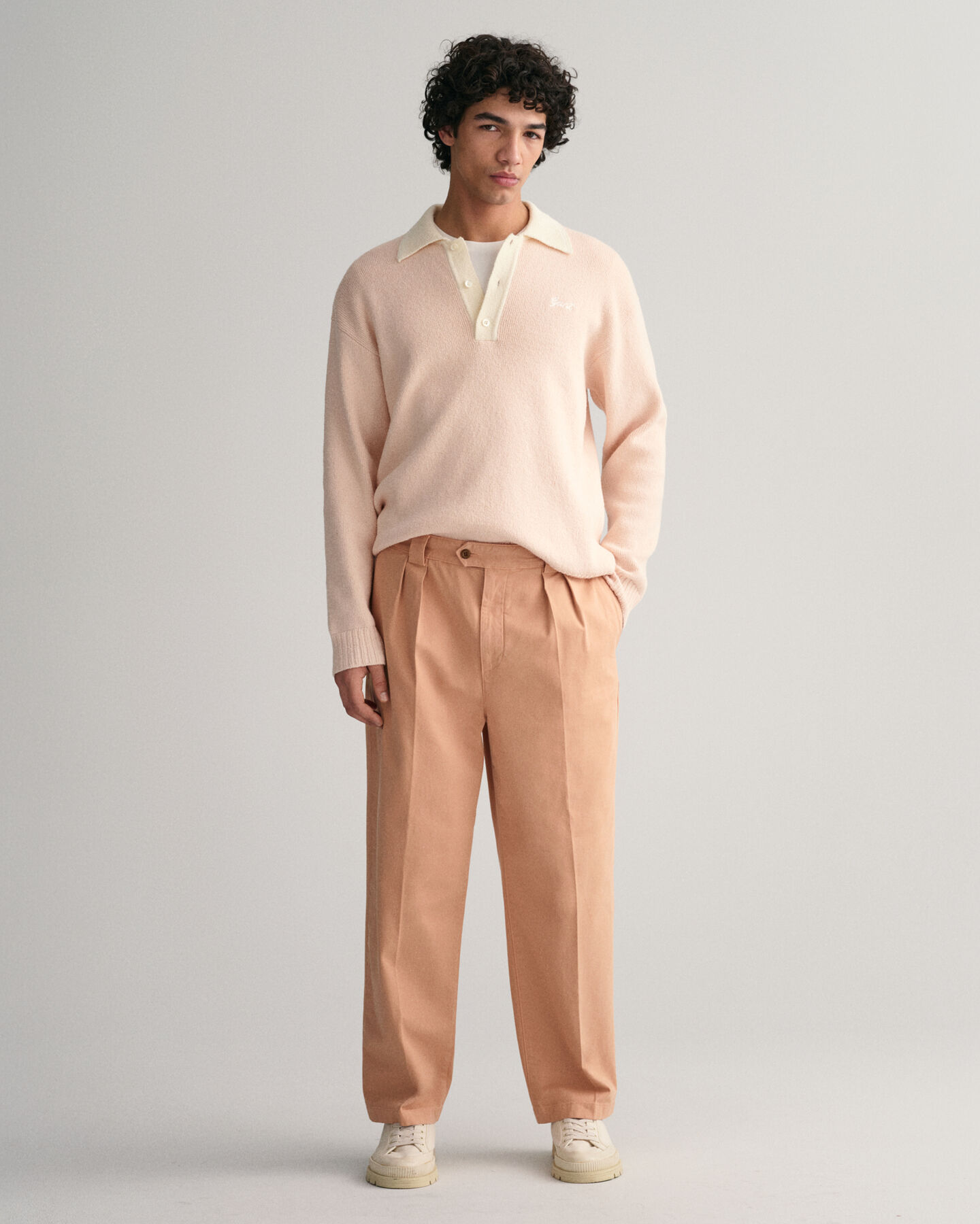 Cal&ccedil;as chino em sarja com pregas