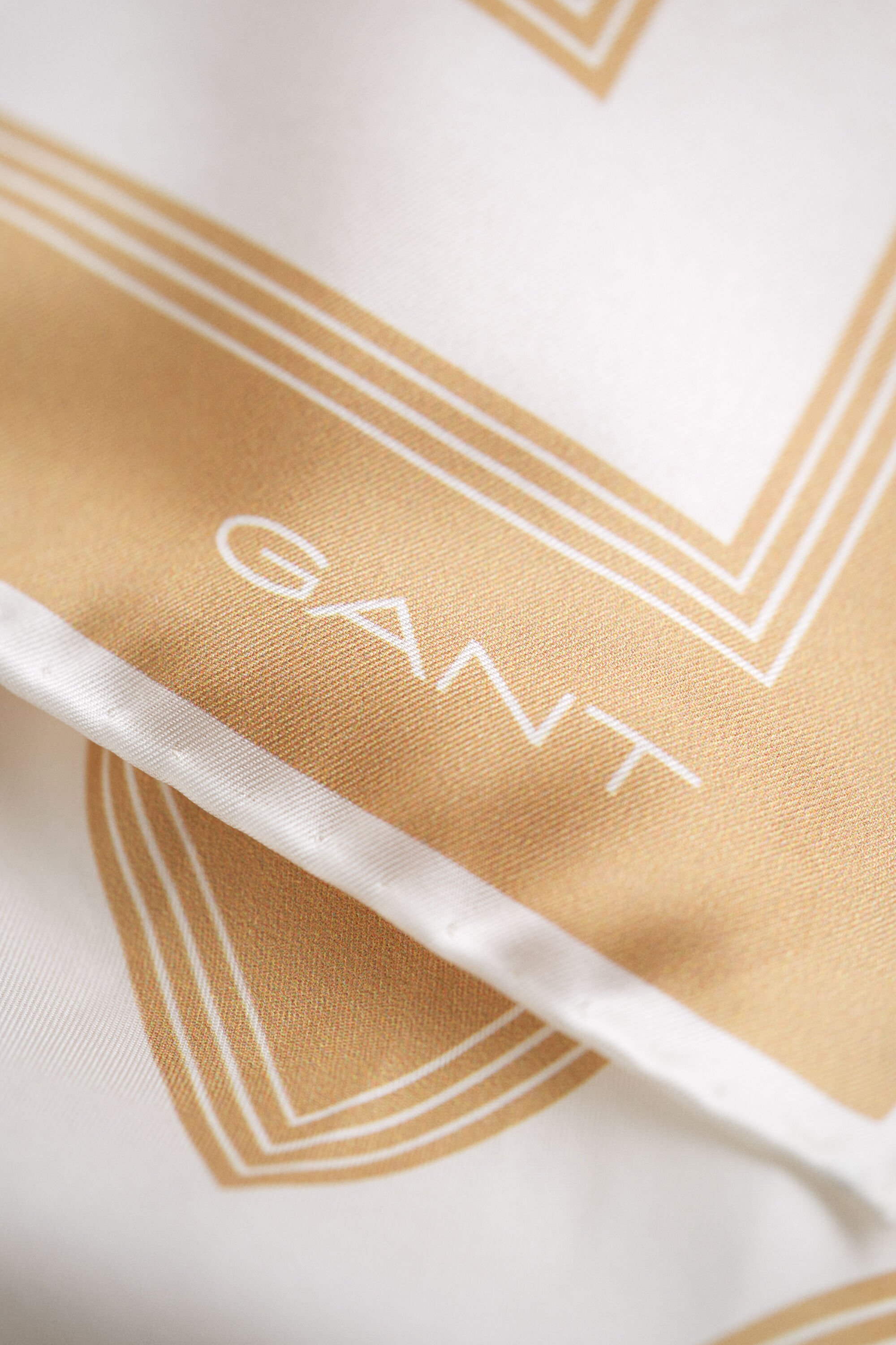 Lenço em seda Monogram