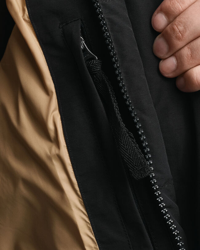 Blus&atilde;o de penas de comprimento m&eacute;dio grosso