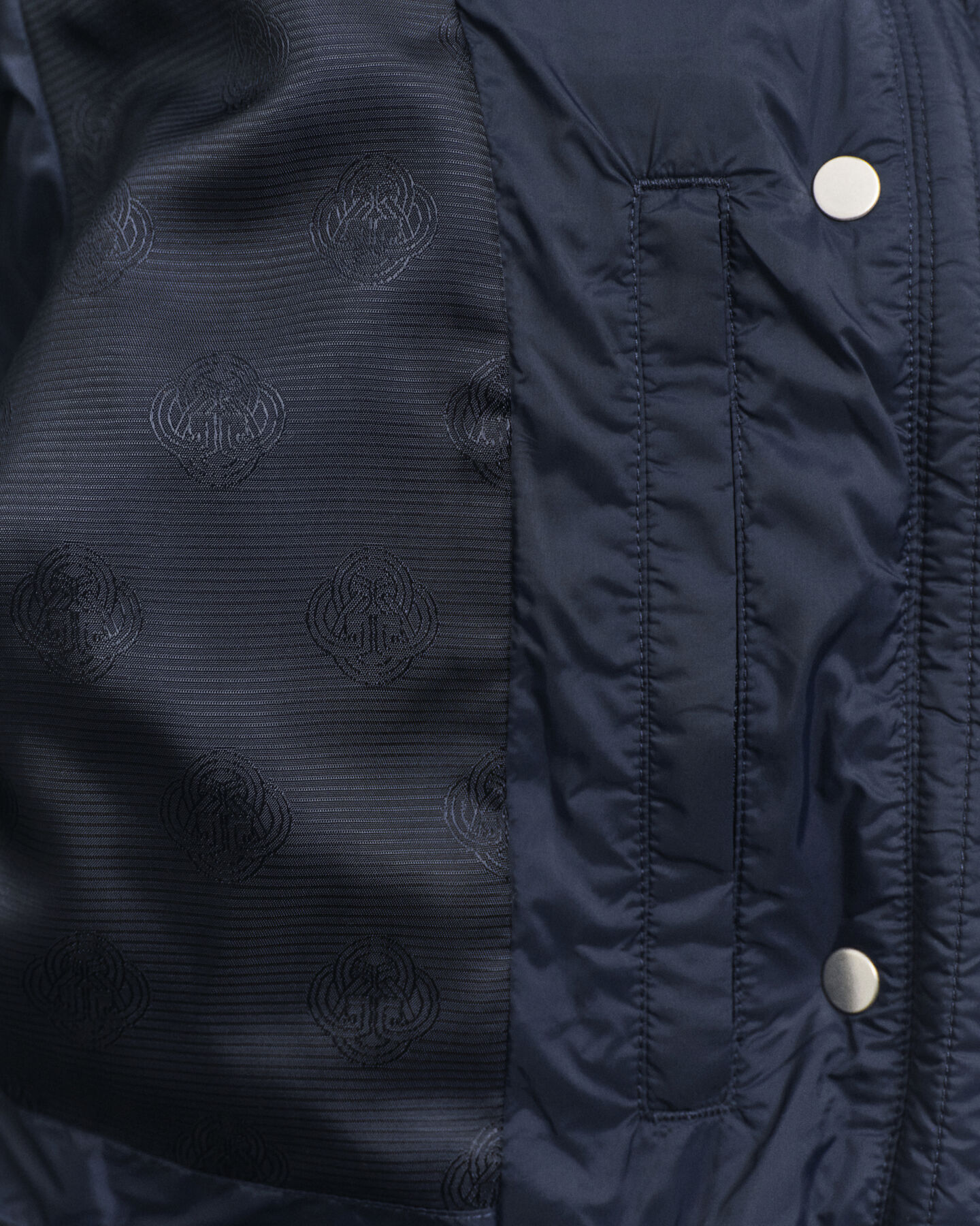 Blusão de penas com comprimento médio