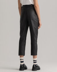 Calças em pele pelo tornozelo com cintura subida