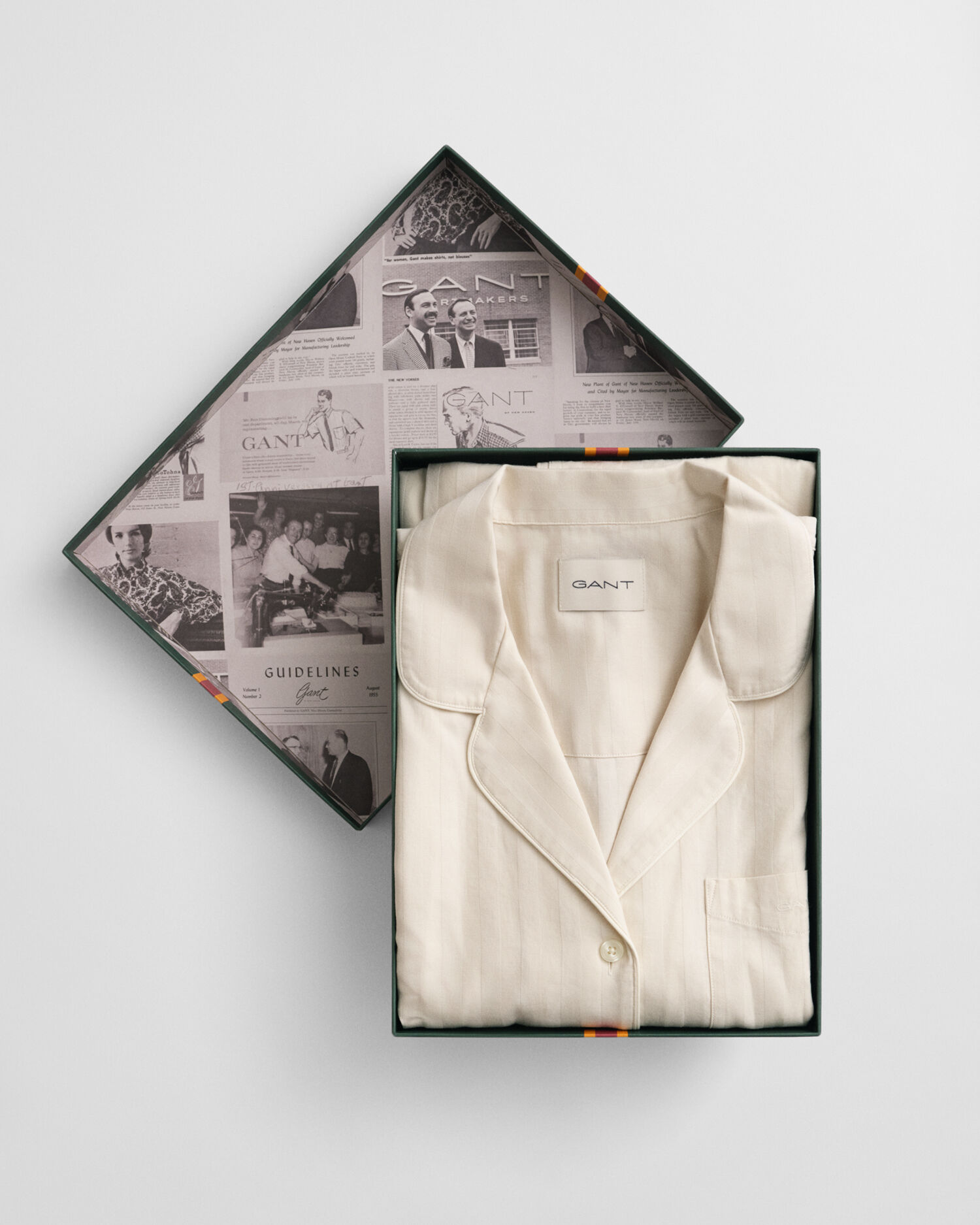 Caixa de presente com pijama em cetim às riscas