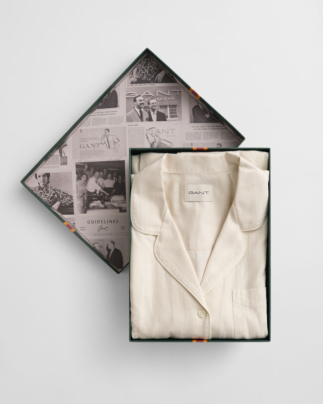 Caixa de presente com pijama em cetim às riscas