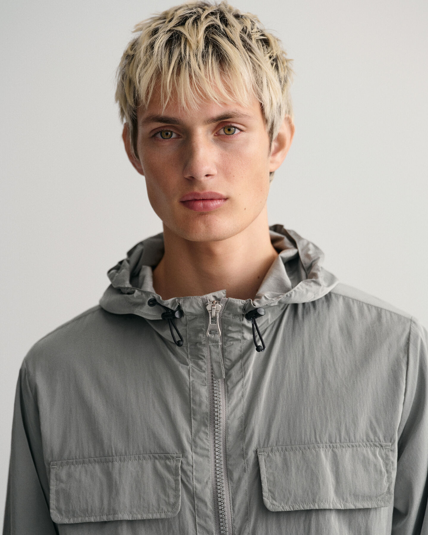 Casaco com capuz e 4 bolsos