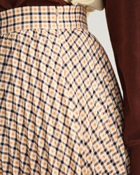 Saia plissada com padrão de xadrez