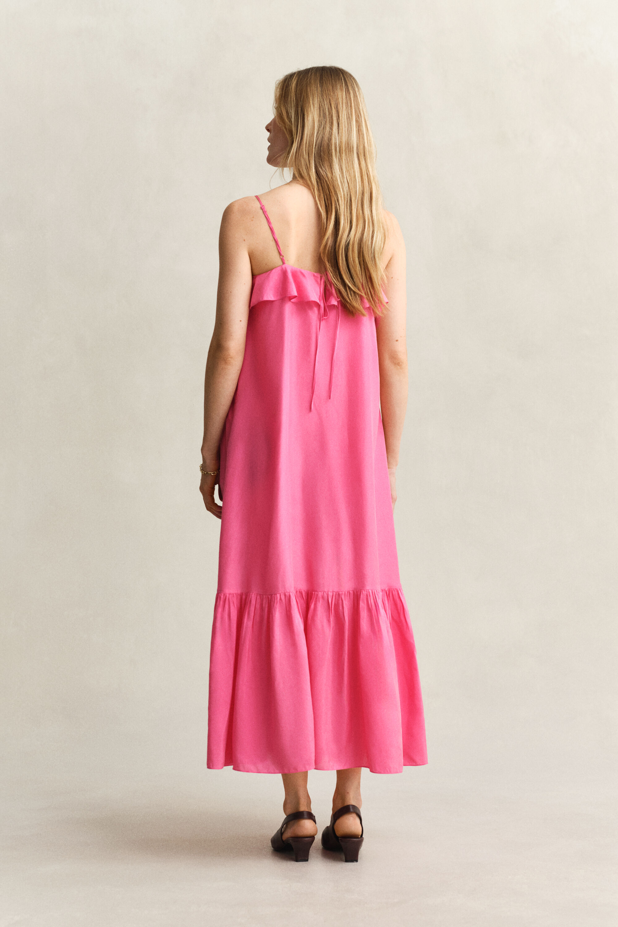 Vestido de alças em seda com comprimento médio