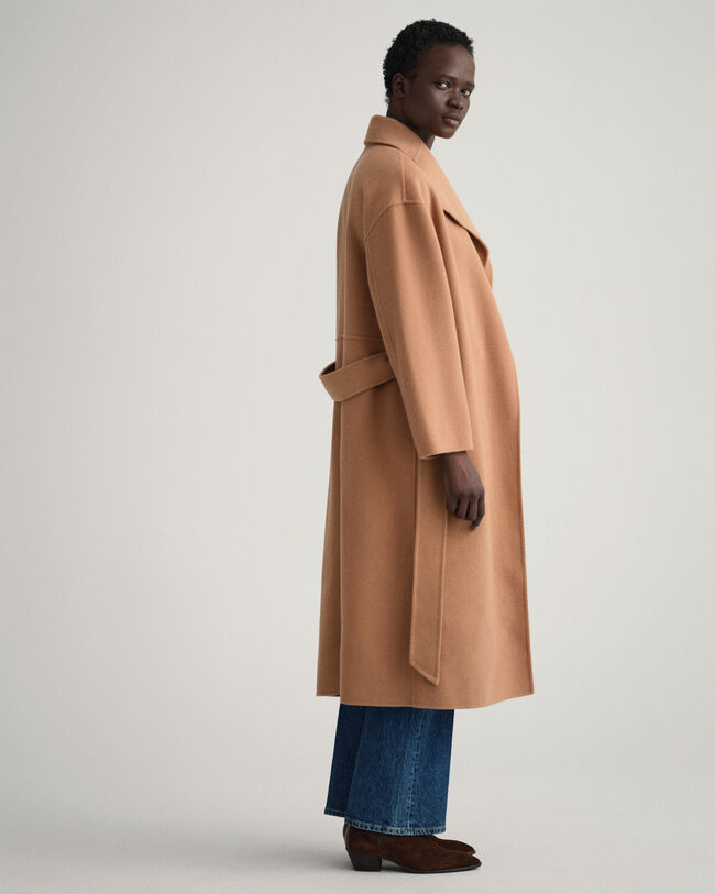 Sobretudo com cinto cosido &agrave; m&atilde;o