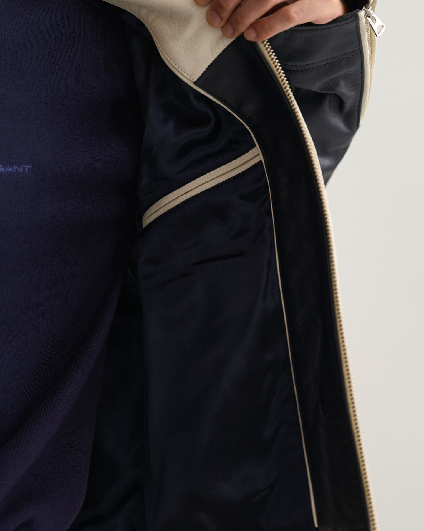 Blus&atilde;o em pele curto