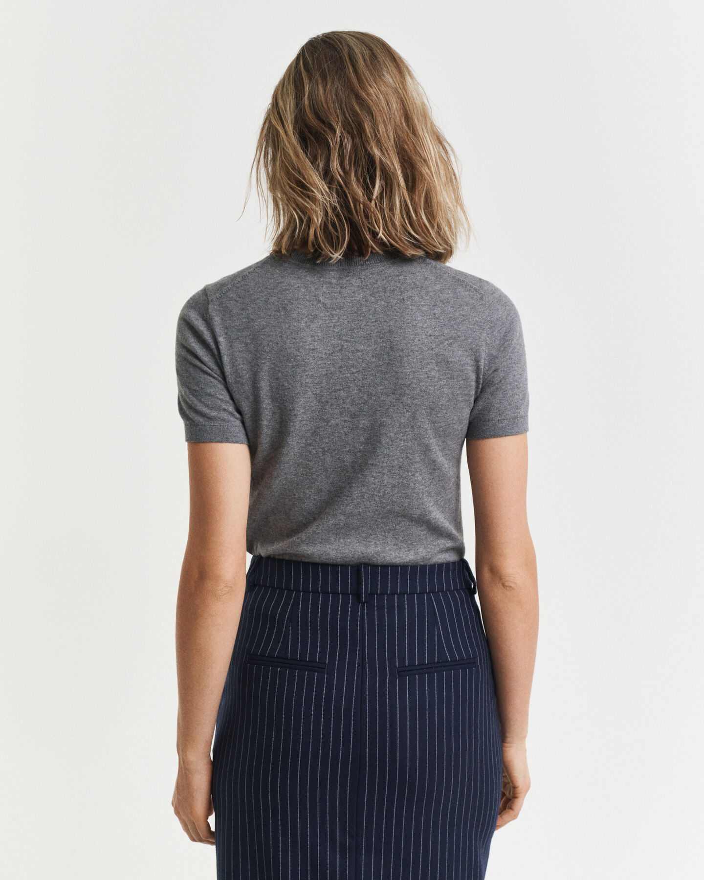 Camisola de malha leve com decote redondo e manga curta