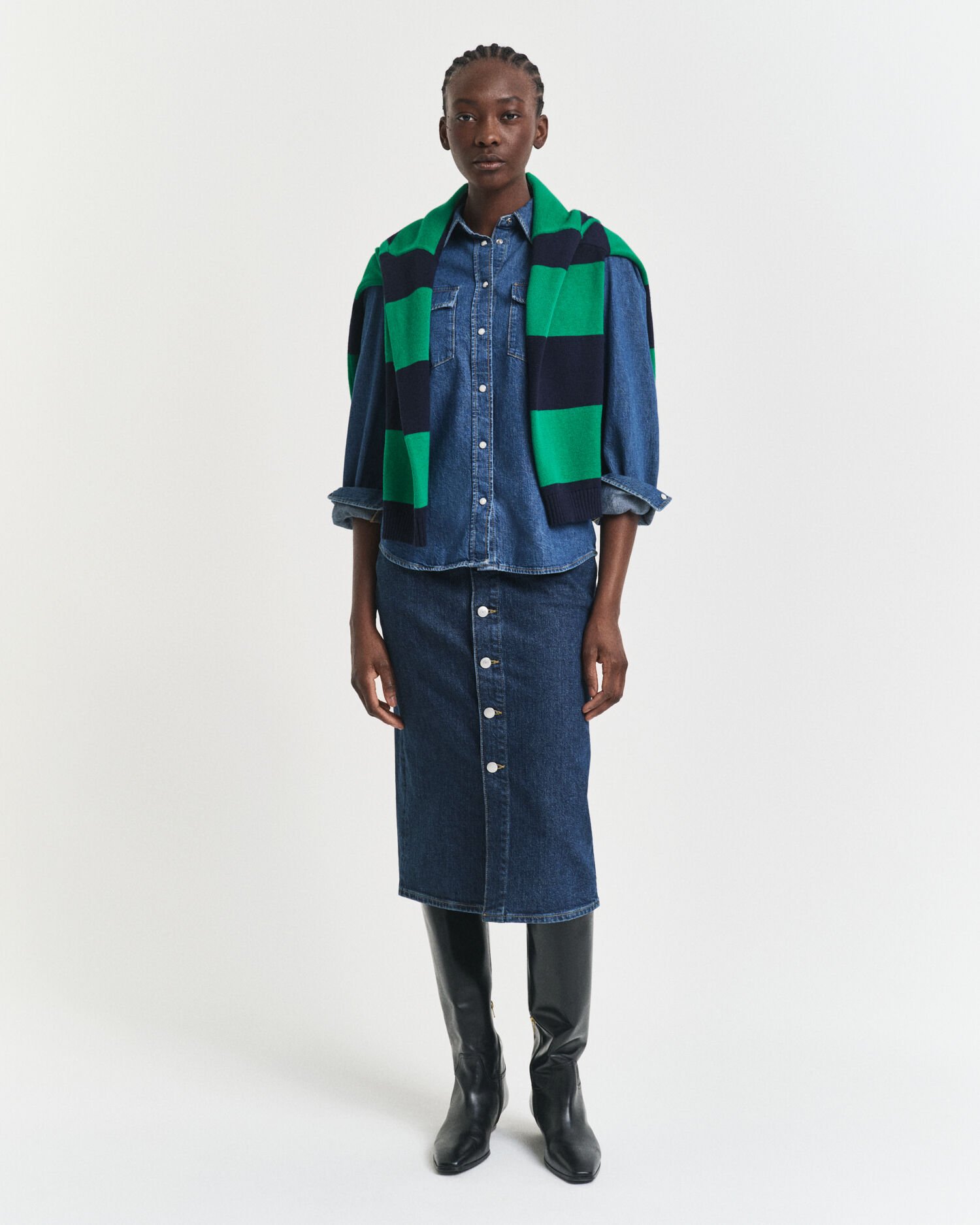 Saia em ganga com comprimento médio e botões